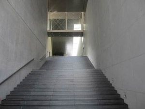 美術館内にあるカフェに続く階段